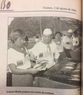 1980 Joaquín Muñoz prepara una ración de sardinas